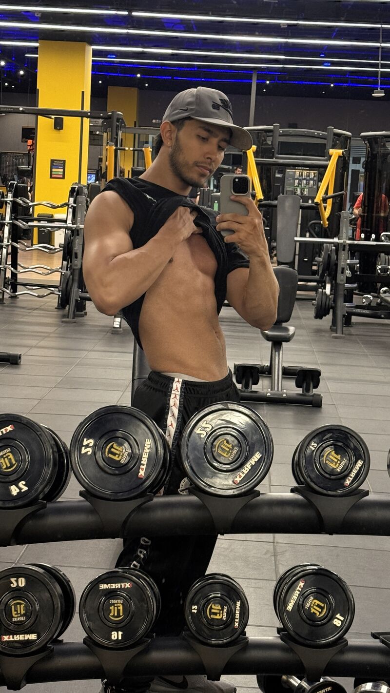Yair en el gimnasio entre las mancuernas